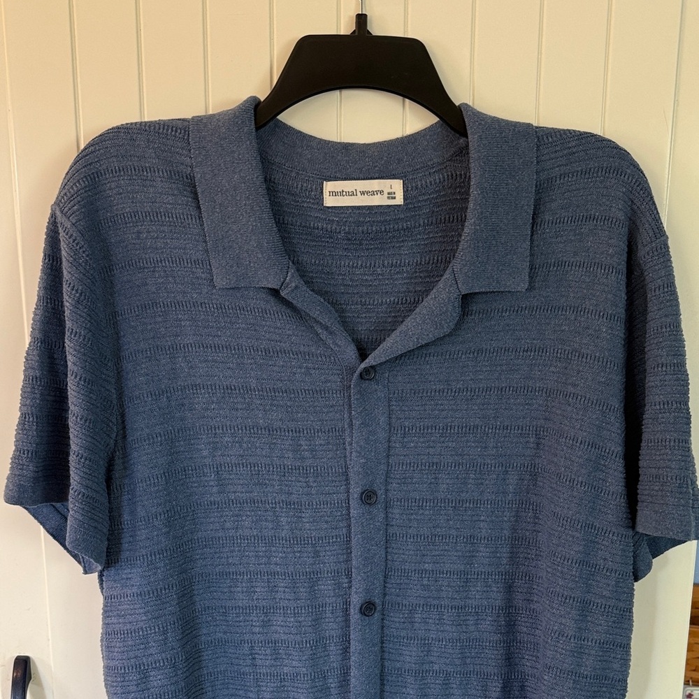 Men’s blue textured short sleeve shirt by Mutual Weave, size L